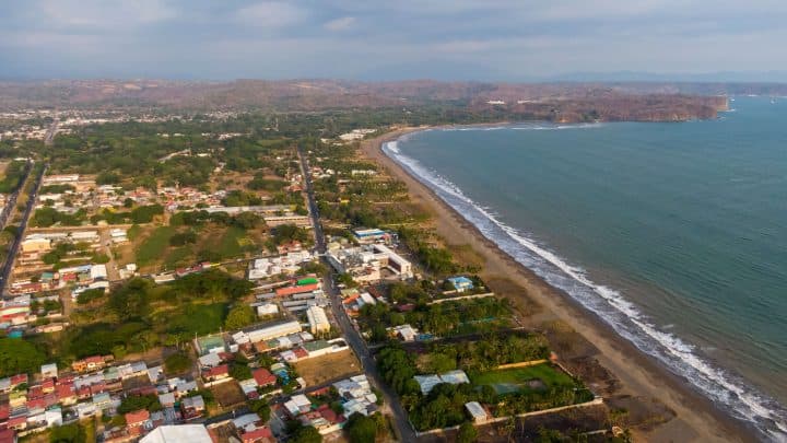 ¿Por qué invertir en propiedades frente al mar en Quepos?